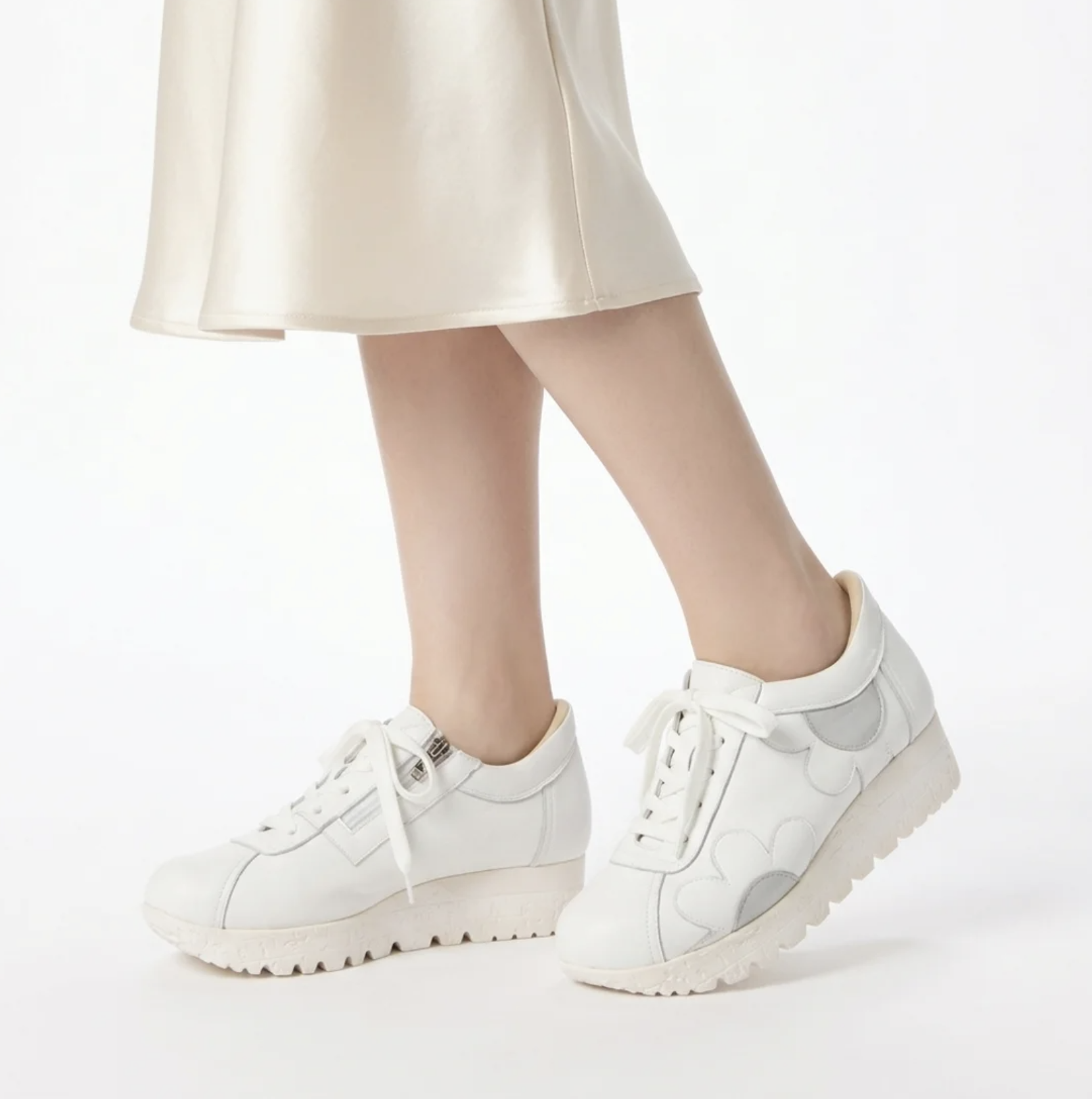 着脱しやすいウェッジソールシューズを履いた足元